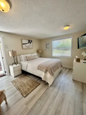 Sea Shell Cottage, Sleeps 2 - Escape the Cold; Our Pool IS Heated!