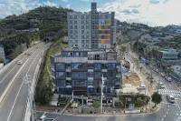 Yeosu Paradise Spa Pension Отели рядом с достопримечательностью «Мемориальная башня «Чхунхонтоп»»