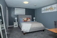 One-bedroom guest suite with  private entry - مطابخ