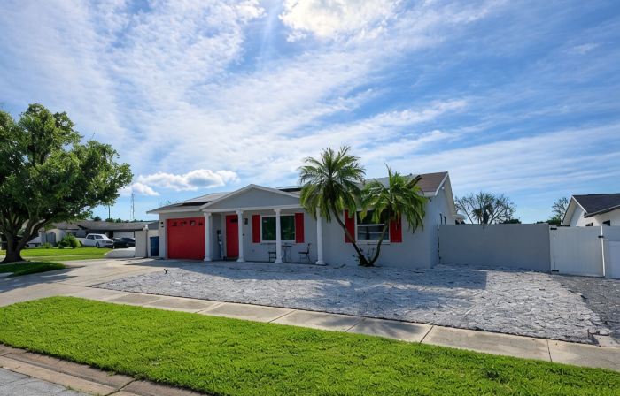 Paradise Palms Beach house with HEATED POOL🏖🌅🐬
