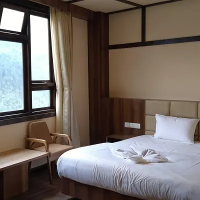 Shambala Inn โรงแรมใกล้Banjhakri Falls and Park
