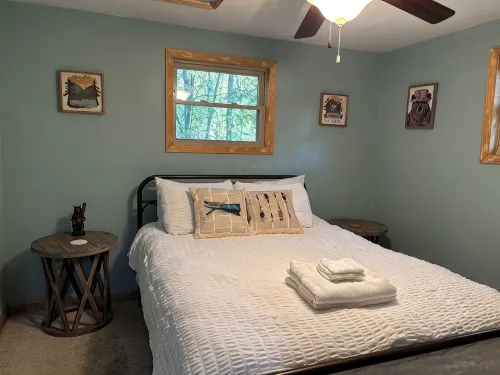 Lazy Bear Lodge 25 min to Beech Mountain Hot Tub and Pool Table - 샬레 호텔