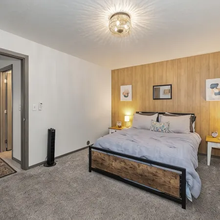 Guest House with private entry and driveway. Pet Friendly!