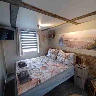 New! Vacation Cottage for 4 People at a Family-Friendly Campground in Oostkapelle. Rooms