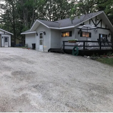 Beautiful Cottage Just minutes from The Twin Lakes & Beach