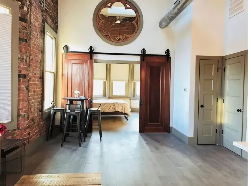 Historic Penthouse Style Loft in OTR, Parking Included - Alloggi