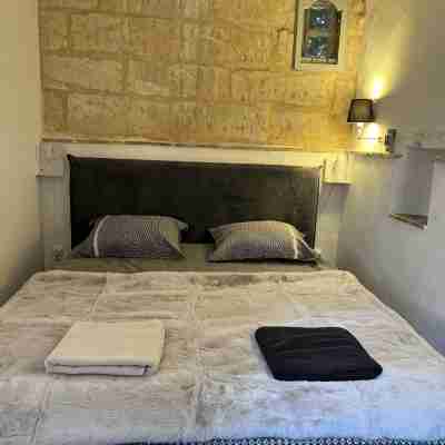 Bright, quiet Mazet in historic center Rooms