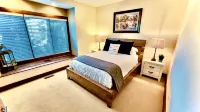 Tranquil Waters Retreat: Hot Tub, Pool & Lake Views