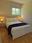 Backyard Guesthouse near Nelson w/ Hot Tub - Hytter