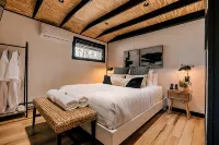 NEW Pocono Lake Modern & Cozy Cabin, Hot Tub, Pools - シャレー