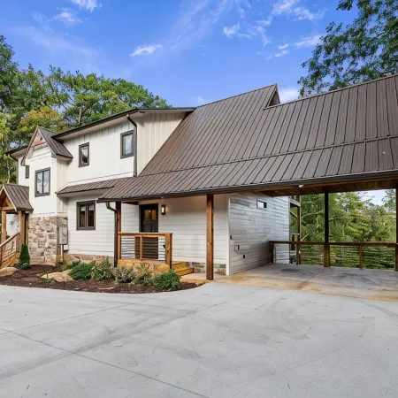 Royal Retreat - Brand New, Luxury, Mountain View, 4 Bedrooms, All En Suites!
