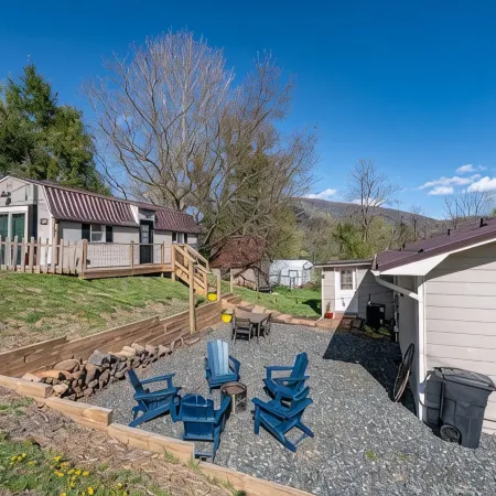 2 Homes - 4 Beds /2 BAs - Easy Walk to Downtown West Jefferson.