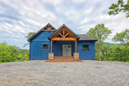 Charming 3 bedroom Riverside Cabin: WiFi, AC, & 3 Fireplaces in Hayesville, NC - Alppimaja