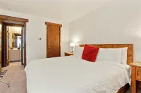 2Br Lake Dillon Escape w/ Pool & Hot Tub!