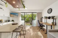 Resort Hideaway - Pool, Gym, Bbq, Tennis Court!