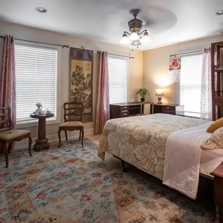 Lg Private Pool w Huge Patio, Hot Tub, Firepit, 2 Min to Downtown, Beach & More.