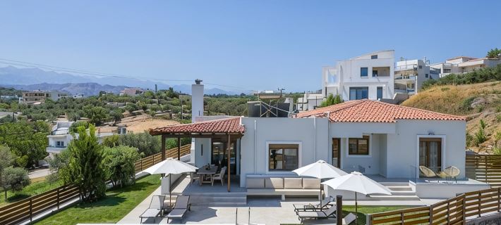 Villa Wisdom - Elegant & Homely with Pool, Galatas Hotels in Galatas