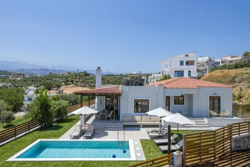 Villa Wisdom - Elegant & Homely with Pool, Galatas - Villaer