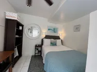 Grace Bay Getaway: Beachwalk Compact Studio with Shared Pool and Free Parking - 2-Star