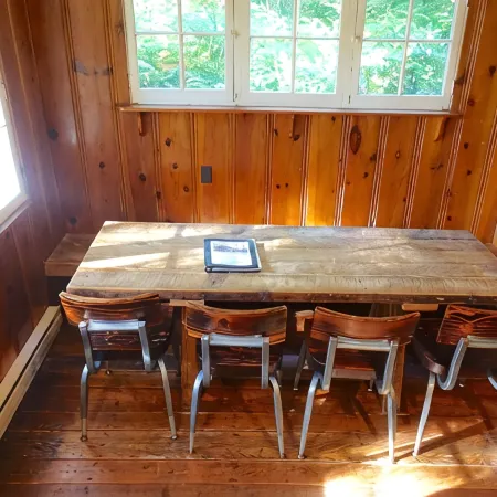 Romantic Mt. Hood Streamside Retreat, Hot Tub, BBQ, Fast WiFi. Pets Welcome, Ski