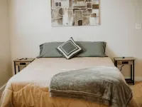 Vintage shotgun home with modern updates فنادق في ديلون
