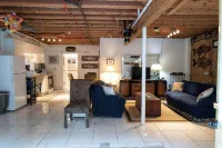 New to VRBO! 2/1 Mid Island Apartment, Sleeps 5 - Bintang 3