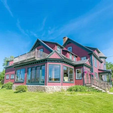 Charming Applebrook Historic Home - Mountain Views & Spacious Grounds