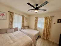 Gorgeous home in Vilano.  Situated btwn Beach  & Public boat launch with pool - balcony