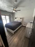 Newley built modern home. Close to lakes and down town food and restaurants. - 3 tähden