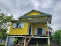 Cute & Cozy Caribbean Cabin on a farm. Hotele w: 
