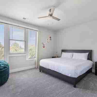 3 Beds + Safe & Quiet! 10toAirport & 15toDowntown! Rooms