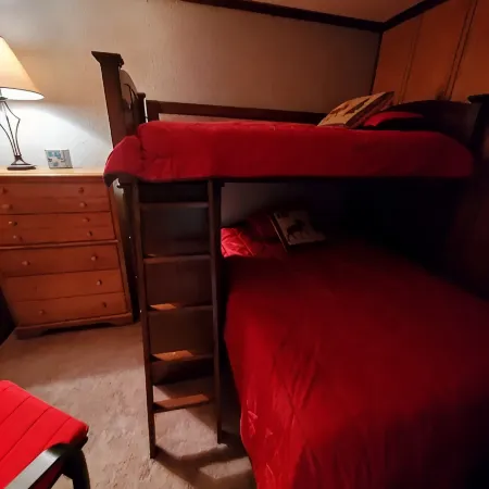 3bd/2ba Summit Condo Close to Village and on shuttle route.
