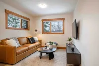 Aspen Adventure House - Luxury Suite - 2 minutes from Revelstoke Mountain Resort - 4-Star