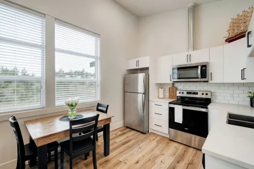 Squeaky clean brand new 2 bedroom close to major routes. - Apartments