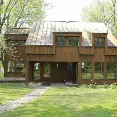 Lakefront Chalet in Montreal Hotel Exterior