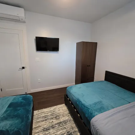 2/1 guesthouse with boat parking, outdoor shower, jetted tub, & craft ice!
