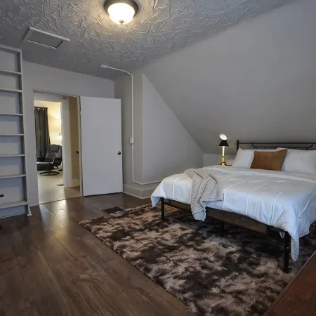 Comfy Rustic Retreat 2 Blocks from Mayo Hospital and Bethany College.