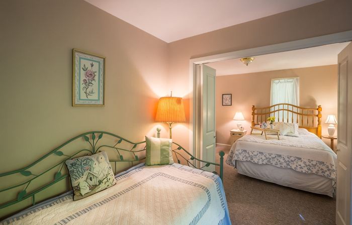Resort Mountain Home with  Private Hot tub Walk to Pools, Pond WIFI