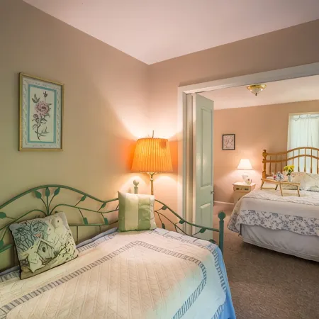 Resort Mountain Home with Private Hot tub Walk to Pools, Pond WIFI