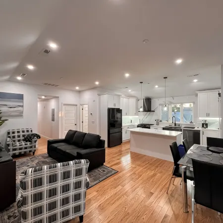 Luxury and Modern Apt near Mall/ Hospital