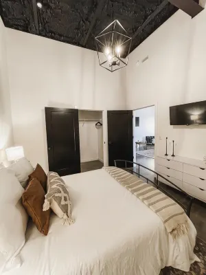 The Flats - Industrial modern loft within walking distance to downtown! - Boutique