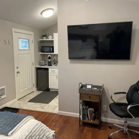 Lovely private guest suite w/hot tub/grill/kitchenette