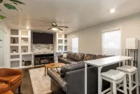 Sleeps 17;2 mins from HPU; Hot Tub; Great for FurnitureMarket - บังกะโล