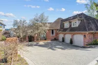 Stunning Waterfront Mansion w Pool n Hottub - 5 estrellas