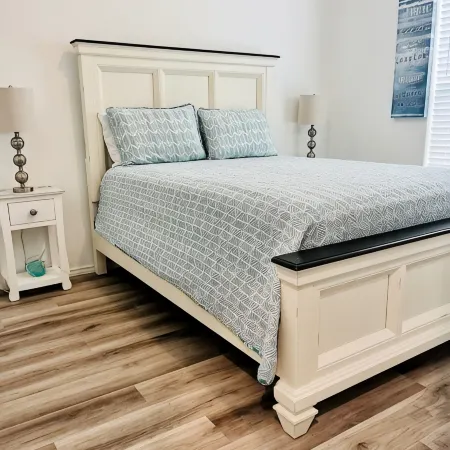 Rockport Cottage- awesome location + pool & 5 min from shopping and the beach!!!
