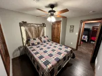 Lake Ericson Spacious Cabin - Хоумстей