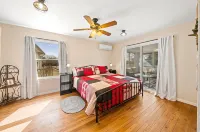 Charming, Hill Country Small-town Suite, Centrally located. - 3-Star