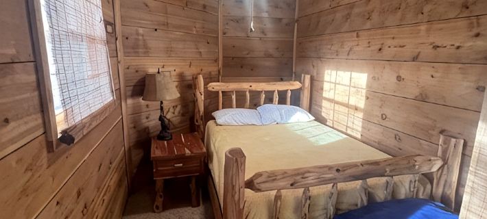 Cozy cabin close to the lake Hotels in Barry County