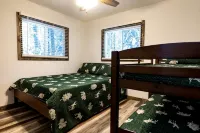 St.Germaine Secluded fully renovated home lake access, ATV snowmobile - Hot Tub