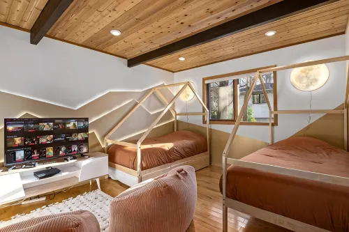 Modern Chalet 5bd 3bth with Hot Tub, Game Room, Private movie theater, 3 decks - 4-Star